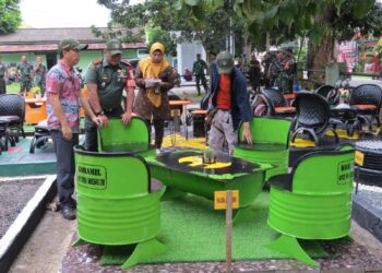 Kodim 0402/OKI- OI menggelar acara pembuatan meja dan kursi dengan mengusung tema "Lomba Kreatif Pemanfaatan Barang Bekas Koramil Jajaran Kodim 0402/OKI-OI Dalam Rangka Meningkatkan Ekonomi Kreatif" yang bertempat di Makodim jalan Letnan Darna Jambi Kelurahan Paku Kecamatan Kayuagung Kabupaten Ogan Komering Ilir, Kamis (27/06/2024).