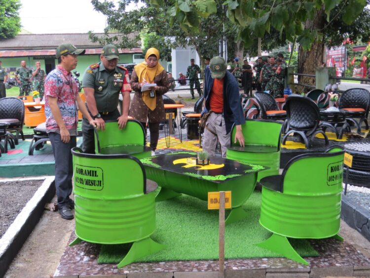 Kodim 0402/OKI- OI menggelar acara pembuatan meja dan kursi dengan mengusung tema "Lomba Kreatif Pemanfaatan Barang Bekas Koramil Jajaran Kodim 0402/OKI-OI Dalam Rangka Meningkatkan Ekonomi Kreatif" yang bertempat di Makodim jalan Letnan Darna Jambi Kelurahan Paku Kecamatan Kayuagung Kabupaten Ogan Komering Ilir, Kamis (27/06/2024).