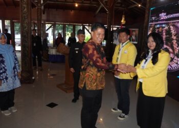 Pj. Wali Kota Tegal saat menerima KKN Mahasiswa UNNES Giat Angkatan 9 Tahun 2024 di Pendopo Ki Gede Sebayu Komplek Balai Kota Tegal, Kamis (27/6/2024) pagi.