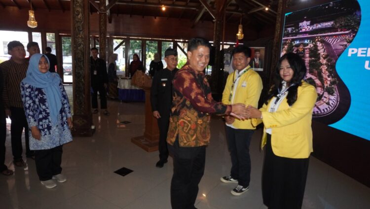 Pj. Wali Kota Tegal saat menerima KKN Mahasiswa UNNES Giat Angkatan 9 Tahun 2024 di Pendopo Ki Gede Sebayu Komplek Balai Kota Tegal, Kamis (27/6/2024) pagi.