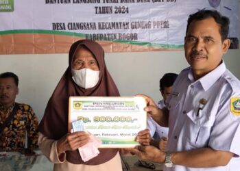 Penyaluran Bantuan Langsung Tunai Dana Desa (BLT DD) Tahun 2024 Desa Ciangsana Kecamatan Gunung Putri Kabupaten Bogor berlangsung dengan aman dan tertib. Para penerima manfaat warga Desa Ciangsana merasa puas serta bergembira dan amat membantu atas adanya Program Pemerintah tersebut.
