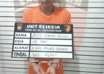 DITAHAN: Kedua pelaku pencurian, BUS (26) dan GT (30) ditahan di Mapolsek Delitua. (Foto Dok/ Polsek Delitua)