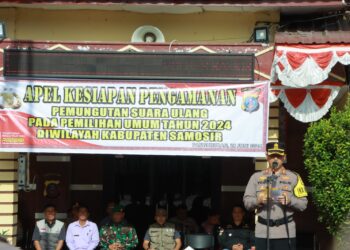 Kapolres Samosir AKBP Yogie Hardiman, S.H., S.I.K., M.H memimpin Apel Kesiapan Akhir Polres Samosir dalam rangka Pengamanan Pemungutan Suara Ulang (PSU) di TPS 12 Desa Pardomuan I Kecamatan Pangururan Kabupaten Samosir Pemilu 2024. Apel ini merupakan persiapan akhir menjelang pelaksanaan PSU sesuai dengan putusan Mahkamah Konstitusi. Jumat, (28/06/2024).