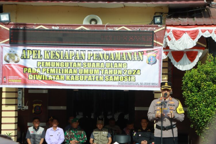 Kapolres Samosir AKBP Yogie Hardiman, S.H., S.I.K., M.H memimpin Apel Kesiapan Akhir Polres Samosir dalam rangka Pengamanan Pemungutan Suara Ulang (PSU) di TPS 12 Desa Pardomuan I Kecamatan Pangururan Kabupaten Samosir Pemilu 2024. Apel ini merupakan persiapan akhir menjelang pelaksanaan PSU sesuai dengan putusan Mahkamah Konstitusi. Jumat, (28/06/2024).