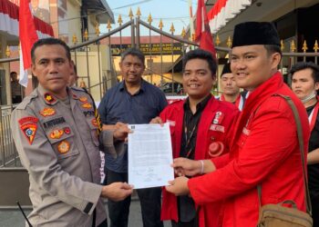 Mahasiswa yang tergabung dalam organisasi Gerakan Mahasiswa Nasional Indonesia (GMNI) Kota Medan menggelar unjuk rasa di depan Polrestabes Medan, Kamis (27/06/24).