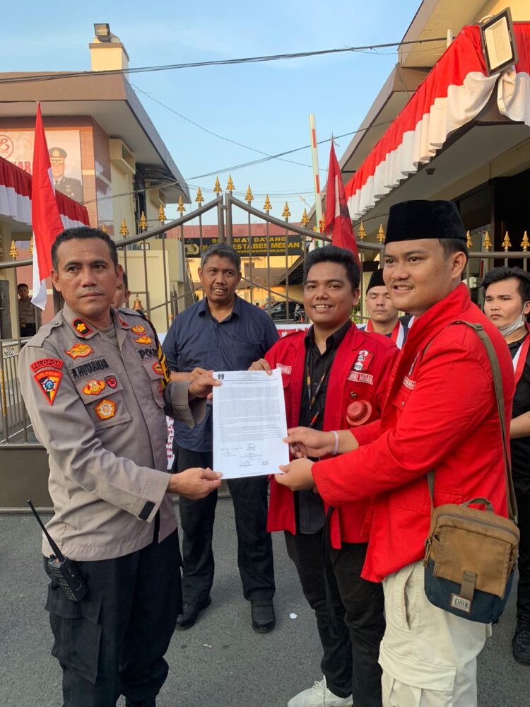Mahasiswa yang tergabung dalam organisasi Gerakan Mahasiswa Nasional Indonesia (GMNI) Kota Medan menggelar unjuk rasa di depan Polrestabes Medan, Kamis (27/06/24).