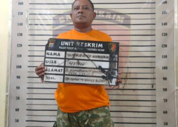 PELAKU PEMBANTAIAN DITEMBAK: Wa alias Bagong yang merupakan otak pelaku pembantaian terhadap peternak kambing, Sarengat hingga tewas ditembak Polsek Medan Tembung pada bagian kakinya, dan kini ditahan di Polsek, Jumat (28/6/2024).(Foto Dok/Polsek)