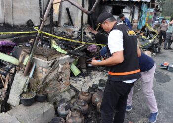 LABFOR: Tim Labfor Polda Sumut melakukan penyelidikan terhadap penyebab terbakarnya rumah wartawan di Jalan Nabung Surbakti Kabanjahe, Jumat (28/6/2024). (Foto Dok)