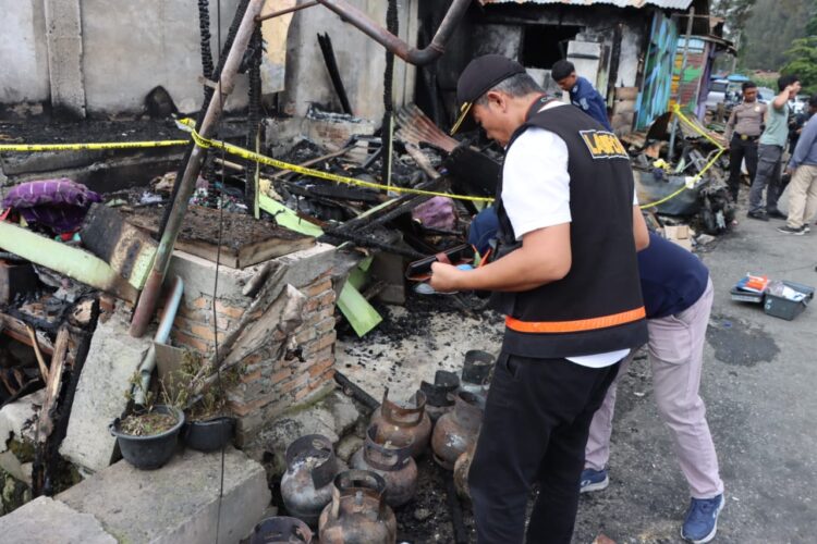 LABFOR: Tim Labfor Polda Sumut melakukan penyelidikan terhadap penyebab terbakarnya rumah wartawan di Jalan Nabung Surbakti Kabanjahe, Jumat (28/6/2024). (Foto Dok)