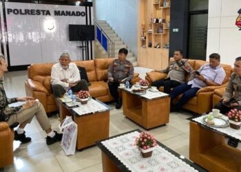 Polresta Manado menyambut dengan hangat kunjungan kerja dari Japan International Cooperation Agency (JICA) Indonesia. Kunjungan ini dipimpin oleh Khasima Kohel, Project Formulation Adviser JICA, serta didampingi oleh Kombespol (Purn) Ermyadi sebagai Security Advisor JICA. Acara penerimaan berlangsung di Ruang Lobi Polresta Manado, di mana kedua belah pihak membahas kerjasama dalam bidang keamanan dan pengembangan proyek bersama, Rabu (26/6/2024).