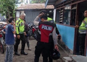 Patroli Rayon Polresta Manado melakukan kegiatan rutin di depan pos rayon Tikala dengan fokus pada penertiban kendaraan tanpa Nomor Kendaraan Bermotor (TNKB). Dalam operasi yang dilakukan secara intensif, petugas berhasil mengamankan tiga unit kendaraan roda dua yang tidak dilengkapi dengan TNKB, Kamis (27/6/2024).