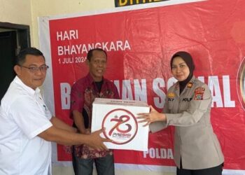 Polda Sulut telah melaksanakan seremoni penyeraan bantuan sosial kepada purnawirawan Polri yang tinggal di wilayah Kecamatan, yang bertempat di Mako Polsek Mapanget. Acara tersebut merupakan bagian dari rangkaian peringatan Hari Ulang Tahun Bhayangkara ke-78, Kamis (27/6/2024).