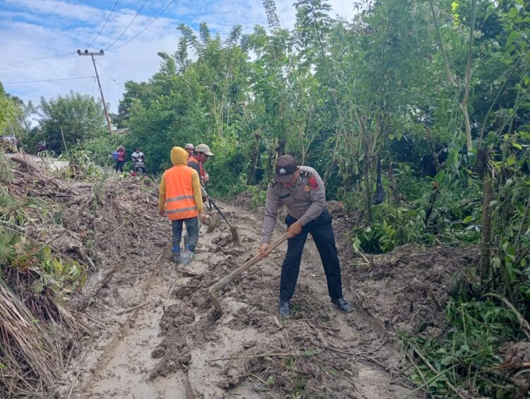 Longsoran material tanah yang menutupi Jalan Ringroad Kabupaten Samosir terdeteksi pada Sabtu pagi, 29 Juni 2024. Lokasi kejadian berada di Desa Janji Matogu Kecamatan Onanrunggu, Desa Hariarapohan Kecamatan Harian dan Desa Garoga Kecamatan Simanindo yang mengakibatkan jalan tidak dapat dilalui oleh kendaraan, termasuk akses menuju objek wisata Bukit Holbung dan Pelabuhan Kapal.