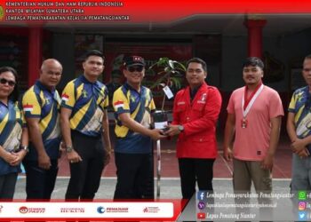 Lapas Kelas IIA Pematangsiantar wujudkan bentuk kepedulian terhadap lingkungan serta generasi mendatang, melalui penanaman bibit pohon di sekitar Kawasan Lapas Pematangsiantar. Kegiatan ini dilaksanakan pada Sabtu, (29/06/2024).