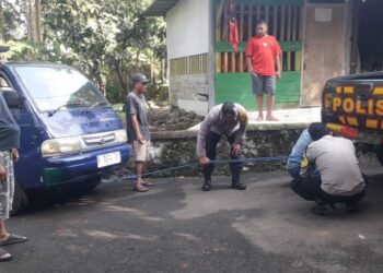 Polisi dari Polsek Karanganyar membantu mengevakuasi mobil mogok di jalan Desa Kalijaran, Kecamatan Karanganyar, Kabupaten Purbalingga. Hal itu dilakukan saat polisi sedang melaksanakan patroli, Jumat (28/6/2024).