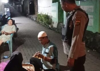 Polsek Tuminting melaksanakan kegiatan sambang warga di malam hari pada Sabtu, 29 Juni 2024. Kegiatan ini merupakan bagian dari program rutin yang digagas oleh Polsek Tuminting untuk menjalin kedekatan dengan masyarakat serta memastikan situasi keamanan di lingkungan tetap kondusif.