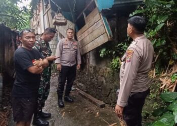 Tanah longsor menimpa bagian ruang tamu dan teras rumah Keluarga Tololiu Yuliana di Kelurahan Teling Atas Lingkungan VI, Kecamatan Wanea, Kota Manado. Kejadian ini terjadi setelah hujan deras disertai angin kencang mengguyur Kota Manado sejak pukul 13.00 WITA, Jumat (28/6/2024).