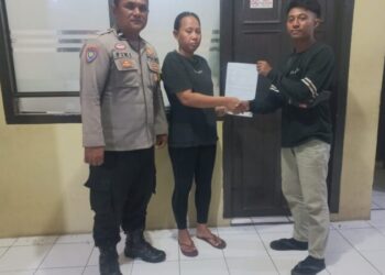 Bhabinkamtibmas Polsek Tuminting berhasil menyelesaikan perselisihan antara dua warga di Kelurahan Tuminting, Kecamatan Tuminting, Kota Manado. Perselisihan yang semula mengundang perhatian warga setempat berhasil diatasi melalui pendekatan problem solving yang humanis dan efektif, Sabtu (29/6/2024).