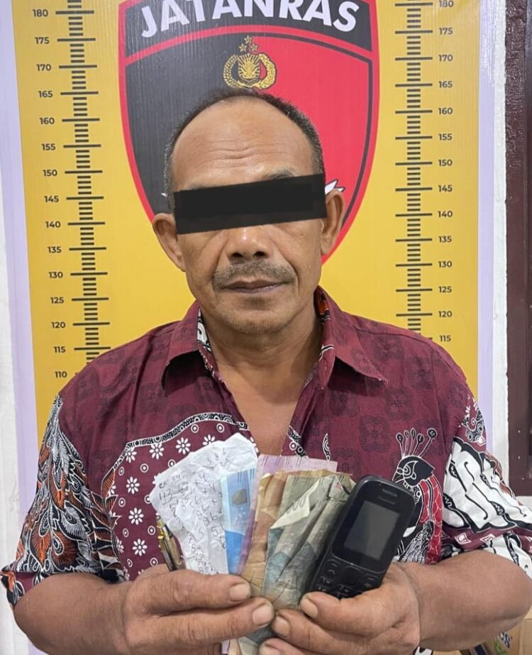 DIAMANKAN : M (52), terduga pelaku perjudian tebak angka jenis kim berikut barang bukti, diamankan di Satreskrim Polres Sergai. (Foto Dok/Humas Polres)