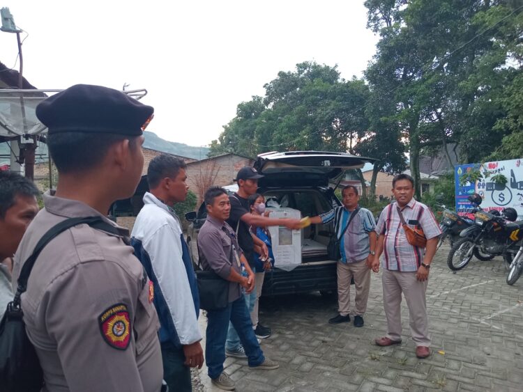 Personil Polres Samosir dengan kekuatan 176 personil berhasil mengamankan jalannya Pemungutan Suara Ulang (PSU) di TPS 12 Desa Pardomuan I Kecamatan Pangururan Kabupaten Samosir. Pemungutan suara ulang ini dilaksanakan berdasarkan putusan Mahkamah Konstitusi RI.