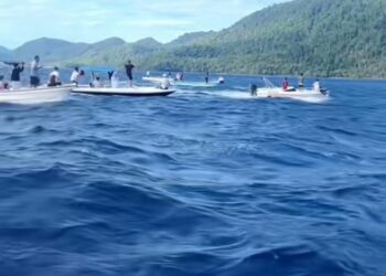 Sedang ramai-ramai dan seru-serunya para wisata yang datang ke Sabang, disamping menuju kilometer nol dan juga kelokasi pemandian dengan foto bersama ikan-ikan yang sudah jinak dan lain-lainnya.