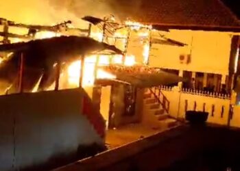 Nasib malang menimpa Dua Keluarga warga Kelurahan Perigi, Lingkungan 04, Rt.03. Rw.02, Kecamatan Kayu Agung, Kabupaten Ogan Komering Ilir (OKI). Pasalnya Rumah kesayangan tempat tinggal milik mereka habis dilahap sijago merah. Sabtu malam Minggu (29/06/24). Sekira pukul 23.00 Wib malam.