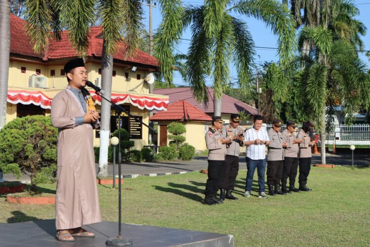 Polres Ogan Ilir menggelar kegiatan Binrohtal yang bertujuan untuk mengingatkan dan meningkatkan rasa bersyukur terhadap berbagai nikmat yang diberikan Sang Pencipta. Acara ini dihadiri oleh seluruh jajaran personil Polres Ogan Ilir serta dipimpin oleh Kapolres AKBP Andi Baso Rahman SH.SIK.M.S.I, Rabu, (27/06/2024).