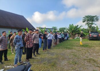Bhabinkamtibmas Polsek Purwokerto Selatan Polresta Banyumas Polda Jateng bersama Dinas lingkungan hidup Kabupaten Banyumas melaksanakan kerja bakti bersih-bersih sungai Kalibiru kelurahan Purwokerto Kidul, Kec. Purwokerto Selatan, Rabu (5/6/24).