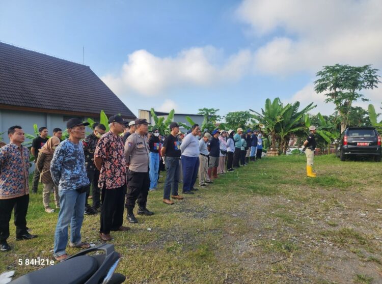 Bhabinkamtibmas Polsek Purwokerto Selatan Polresta Banyumas Polda Jateng bersama Dinas lingkungan hidup Kabupaten Banyumas melaksanakan kerja bakti bersih-bersih sungai Kalibiru kelurahan Purwokerto Kidul, Kec. Purwokerto Selatan, Rabu (5/6/24).
