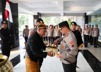 Kapolda Jateng Irjen pol Ahmad Luthfi memimpin acara Tradisi Penyerahan Air Suci untuk pencucian Pataka Polda Jateng dan Panji-Panji Kepolisian. Kegiatan tersebut merupakan rangkaian dari kegiatan yang digelar Polda Jateng dalam rangka Peringatan HUT Bhayangkara Ke-78. Acara tradisi berlangsung di Lobby Mapolda Jateng pada Jumat (7/6/2024)