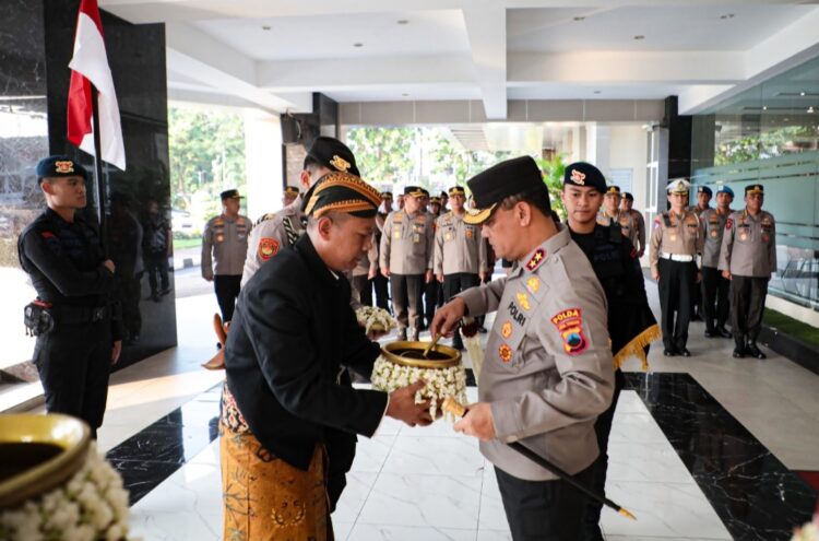 Kapolda Jateng Irjen pol Ahmad Luthfi memimpin acara Tradisi Penyerahan Air Suci untuk pencucian Pataka Polda Jateng dan Panji-Panji Kepolisian. Kegiatan tersebut merupakan rangkaian dari kegiatan yang digelar Polda Jateng dalam rangka Peringatan HUT Bhayangkara Ke-78. Acara tradisi berlangsung di Lobby Mapolda Jateng pada Jumat (7/6/2024)