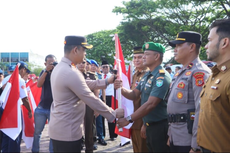 Kapolres Lhokseumawe, AKBP Henki Ismanto, SIK, turut hadir dalam Apel Gabungan Forkopimda dan Aparatur Sipil Negara (ASN) Pemerintah Kota Lhokseumawe, yang diadakan di lapangan Hiraq, Kota Lhokseumawe, Senin (10/6/ 2024) pagi.
