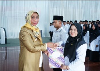 Sebanyak 623 Pegawai Pemerintah dengan Perjanjian Kerja (PPPK) formasi tahun 2023 di Kabupaten Nagan Raya, Aceh, resmi dilantik dan diambil sumpah/janjinya oleh Penjabat (Pj) Bupati Nagan Raya, Fitriany Farhas, AP., S.Sos., M.Si di Gedung Olah Raga Alun-alun Suka Makmue, Senin (10/6/2024).