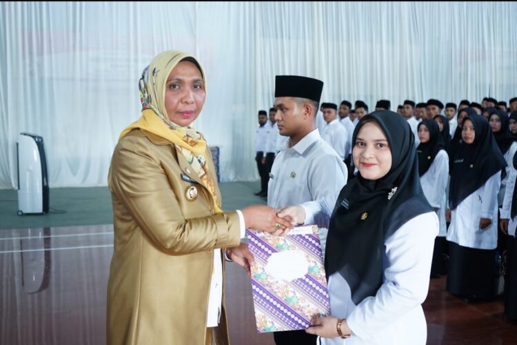 Sebanyak 623 Pegawai Pemerintah dengan Perjanjian Kerja (PPPK) formasi tahun 2023 di Kabupaten Nagan Raya, Aceh, resmi dilantik dan diambil sumpah/janjinya oleh Penjabat (Pj) Bupati Nagan Raya, Fitriany Farhas, AP., S.Sos., M.Si di Gedung Olah Raga Alun-alun Suka Makmue, Senin (10/6/2024).
