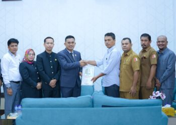 Ketua DPRK Nagan Raya Joniadi, SE. Msi didampingi Wakil Ketua Dedi Irnayanda dan Puji Hartini Menyerahkan Laporan Seleksi calon panwaslih kepada Ketua Komisi 1 DPRK Nagan Raya
