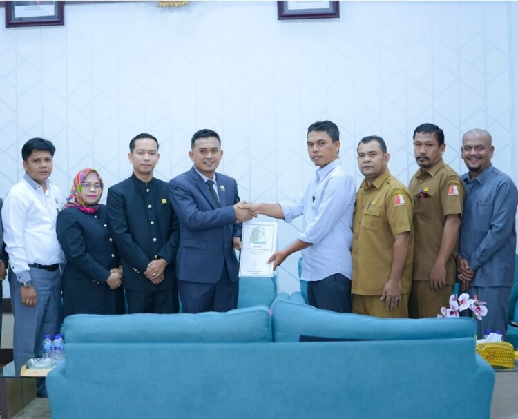 Ketua DPRK Nagan Raya Joniadi, SE. Msi didampingi Wakil Ketua Dedi Irnayanda dan Puji Hartini Menyerahkan Laporan Seleksi calon panwaslih kepada Ketua Komisi 1 DPRK Nagan Raya