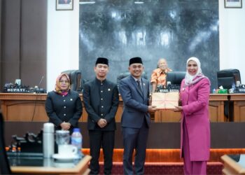 Penjabat (Pj) Bupati Nagan Raya Provinsi Aceh, Fitriany Farhas menghadiri rapat Paripurna ke-1 Masa Persidangan II DPRK Nagan Raya Tahun 2024 dalam rangka Penyampaian Pertanggungjawaban Pelaksanaan APBK Nagan Raya Tahun 2023. Dalam rapat yang dihadiri 18 orang dari 25 anggota dewan tersebut dipimpin Ketua DPRK Nagan Raya, Jonniadi didampingi Wakil Ketua I, Dedy Irmayanda dan Wakil Ketua II, Hj. Puji Hartini berlangsung di ruang sidang utama DPRK Nagan Raya, Kompleks Perkantoran Suka Makmue, Nagan Raya, Selasa (11/6/2024).