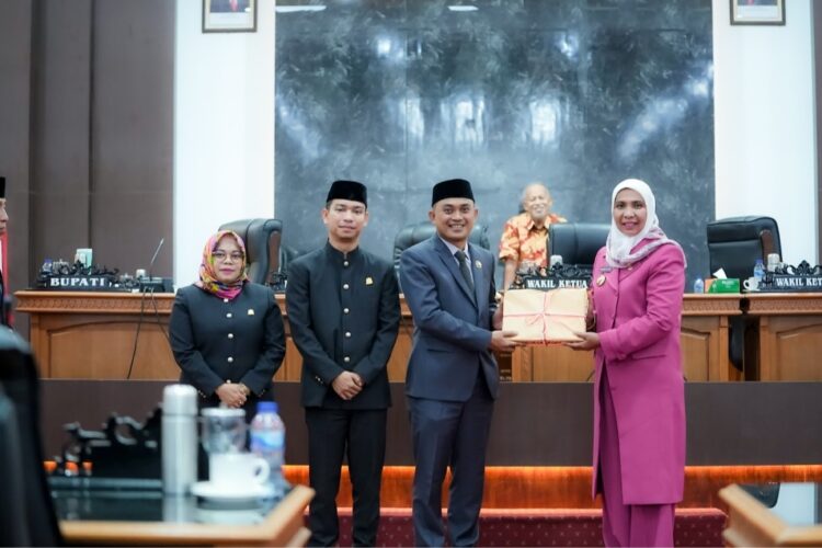 Penjabat (Pj) Bupati Nagan Raya Provinsi Aceh, Fitriany Farhas menghadiri rapat Paripurna ke-1 Masa Persidangan II DPRK Nagan Raya Tahun 2024 dalam rangka Penyampaian Pertanggungjawaban Pelaksanaan APBK Nagan Raya Tahun 2023. Dalam rapat yang dihadiri 18 orang dari 25 anggota dewan tersebut dipimpin Ketua DPRK Nagan Raya, Jonniadi didampingi Wakil Ketua I, Dedy Irmayanda dan Wakil Ketua II, Hj. Puji Hartini berlangsung di ruang sidang utama DPRK Nagan Raya, Kompleks Perkantoran Suka Makmue, Nagan Raya, Selasa (11/6/2024).