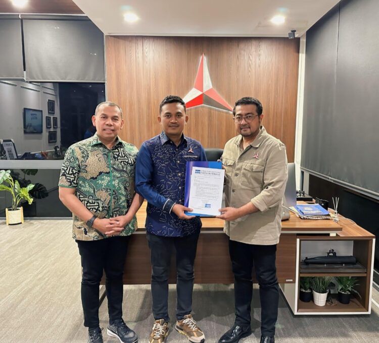 Dukungan ini diserahkan langsung oleh sekjen Partai Demokrat Teuku Rifky Rasya didampingi Ketua partai Demokrat Aceh Muslim dikantor DPP partai Demokrat jalan Proklamasi Jakarta Pusat, Jum'at sore (14/06/24).