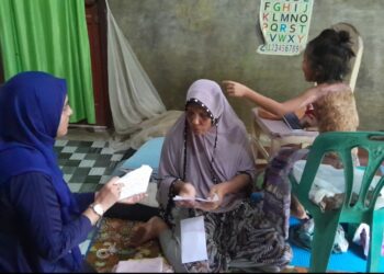 Pemilik Kania Butik bersama Lembaga Blood For Life Fondation dan komunitas S3 kunjungi dan bantu biaya perawatan untuk anak terbakar MauLidia Ulfa 5 tahun di Gampong Bluka Teubai Dewantara. Minggu 16/06/2024.