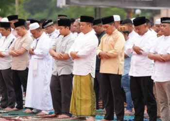 SALAD IDUL ADHA: Kapolda Sumut Irjen Pol Agung Setya Imam Effendi dan Wakapolda Sumut Brigjen Pol Rony Samtana salad Idul Adha di Mapolda Sumut, Senin (17/6/2024). (Foto Dok/ Polda Sumut)