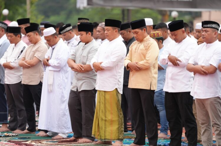SALAD IDUL ADHA: Kapolda Sumut Irjen Pol Agung Setya Imam Effendi dan Wakapolda Sumut Brigjen Pol Rony Samtana salad Idul Adha di Mapolda Sumut, Senin (17/6/2024). (Foto Dok/ Polda Sumut)