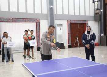 PUKUL BOLA: Kapolda Sumut Irjen Pol. Agung Setya Imam Effendi, S.H., S.I.K., M.Si memukul bola pada pembukaan turnamen tenis meja dalam rangka HUT ke-78 Bhayangkara di Aula Tribrata Mapolda Sumut, Kamis (20/6/2024). (Foto Dok/ Polda Sumut)