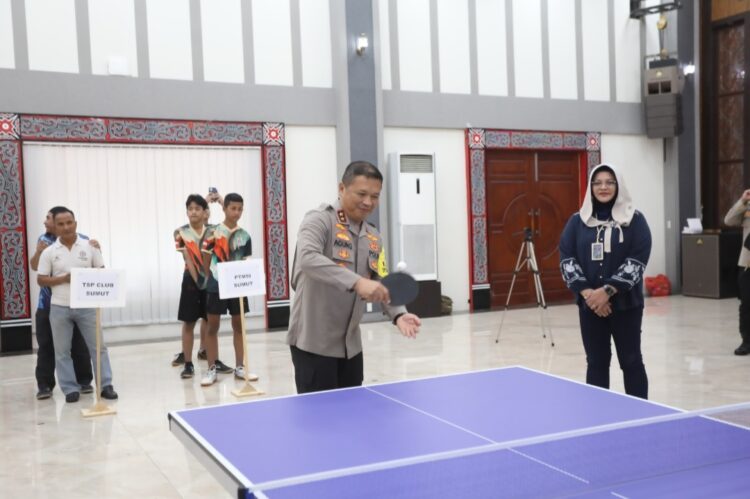 PUKUL BOLA: Kapolda Sumut Irjen Pol. Agung Setya Imam Effendi, S.H., S.I.K., M.Si memukul bola pada pembukaan turnamen tenis meja dalam rangka HUT ke-78 Bhayangkara di Aula Tribrata Mapolda Sumut, Kamis (20/6/2024). (Foto Dok/ Polda Sumut)