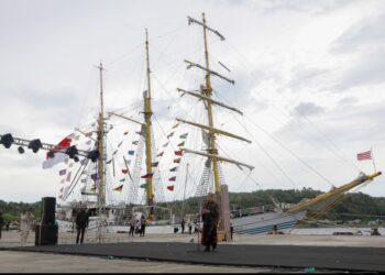 Para awak KRI Dewaruci dan peserta MBJR, disambut langsung Pj Wali Kota Sabang Reza Fahlevi beserta para Forkopimda, di Dermaga CT-1 BPKS Sabang, Minggu (23/6).