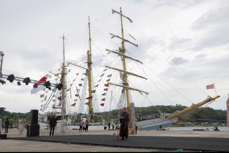 Para awak KRI Dewaruci dan peserta MBJR, disambut langsung Pj Wali Kota Sabang Reza Fahlevi beserta para Forkopimda, di Dermaga CT-1 BPKS Sabang, Minggu (23/6).