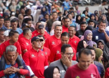 Ribuan masyarakat antusias mengikuti jalan santai yang digelar kolaborasi Pemerintah Kota Sabang dan KIP Kota Sabang beserta mitra lainnya, dalam rangka memperingati Hari Ulang Tahun (HUT) Kota Sabang ke-59 pada 24 Juni 2024.