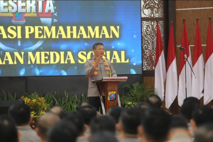 BERI SAMBUTAN: Kapolda Sumut Irjen Pol Agung Setya Imam Effendi memberi sambutan pada kegiatan sosialiasi tentang pemahaman media sosial bertempat di Aula Tribrata Mapoldasu, Rabu (26/6/2024). (Foto Dok/ Polda Sumut)