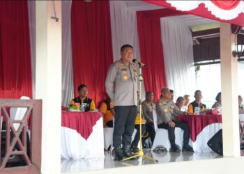 BERI SAMBUTAN: Kapolda Sumatera Utara, Irjen Pol Agung Setya memberi sambutan pada pembukaan turnamen tenis yang diselenggarakan di Lapangan Tenis Polda Sumut, Kamis (27/6/2024) pagi. (Foto Dok/ Polda Sumut)