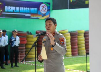 BERI SAMBUTAN: Wakapolda Sumut, Brigjen Pol. Rony Samtana, S.I.K., M.T.C.P. memberkan sambutan saat membuka perlombaan menembak khusus polwan dalam menyemarakkan HUT Bhayangkara ke 78, Jumat (28/6/2024). (Foto Dok/ Polda Sumut)